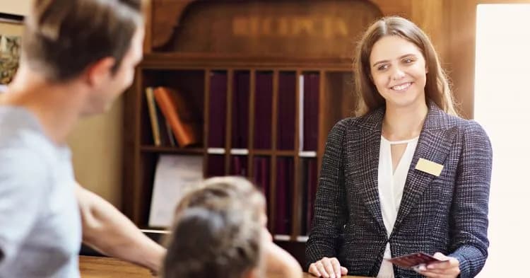 Ile zarabia recepcjonistka w hotelu? Zaskakujące fakty o pensjach